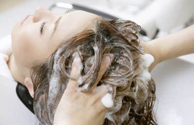 不良洗发水也可能造成额头长痘